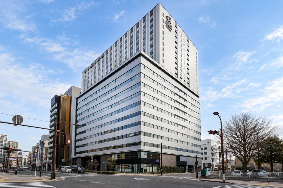 ダイワロイネットホテル 大宮西口の建物全体を斜めから望む昼の外観