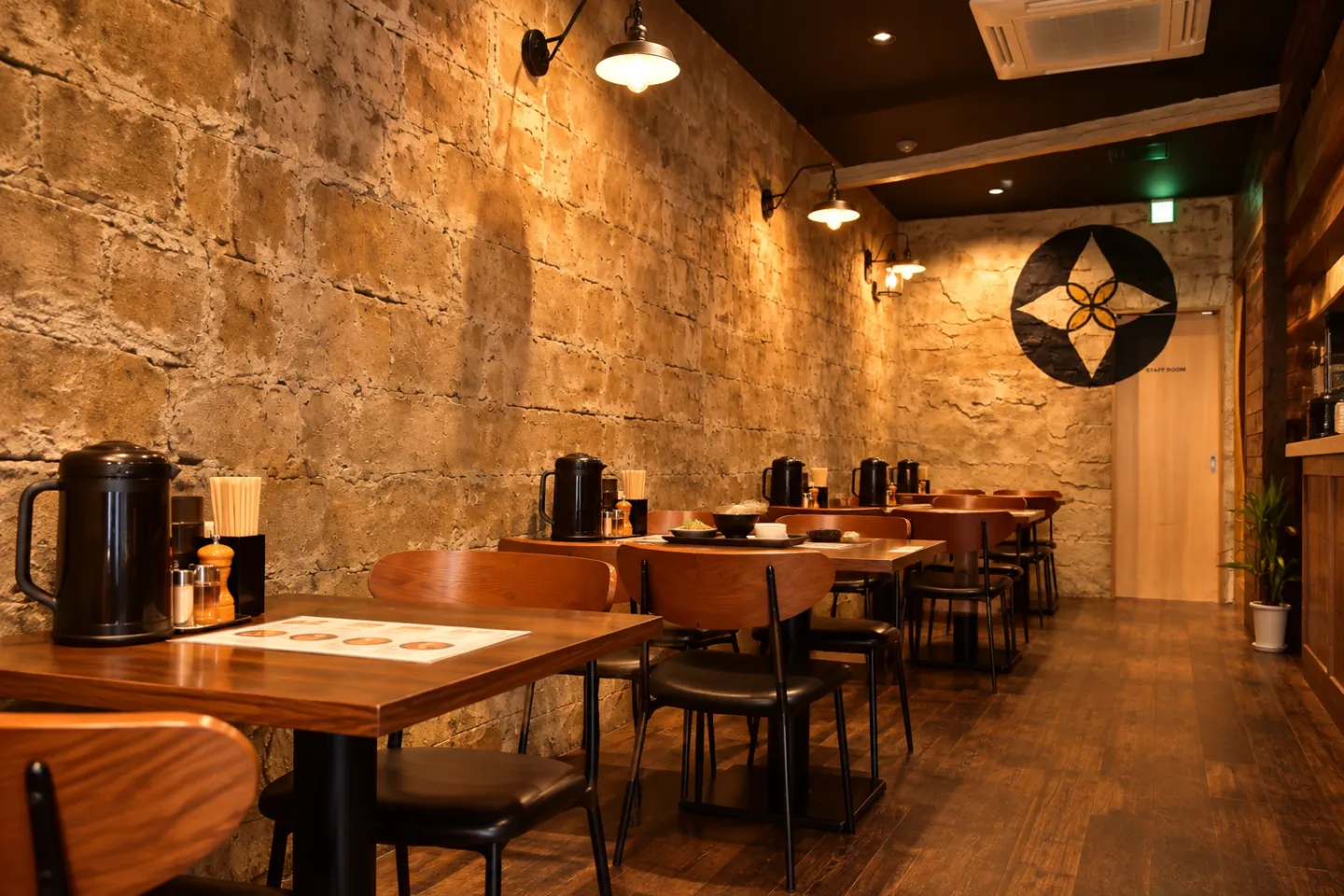 だし廊-DASHIRO-仙台南町通り本店の木のテーブル席と壁面