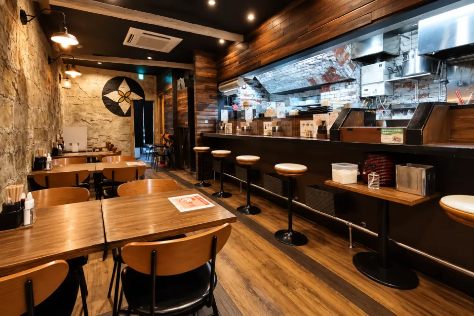 だし廊-DASHIRO-仙台南町通り本店のテーブル席と厨房のある店内