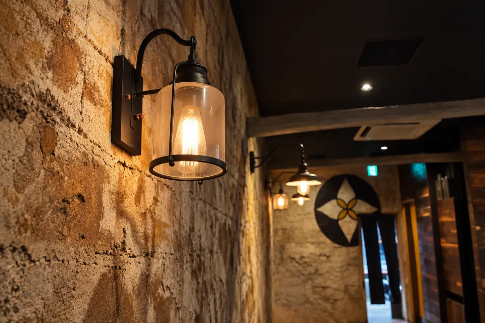 だし廊-DASHIRO-仙台南町通り本店の壁面とペンダント照明