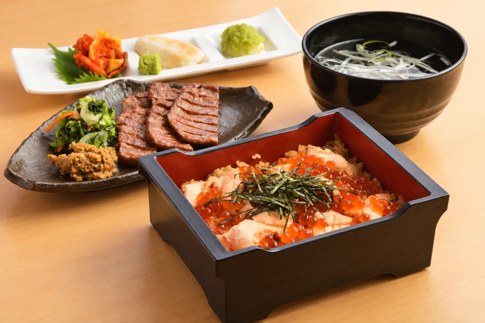 伊達の牛たん本舗 本店のはらこ飯と牛たんを組み合わせた仙台御膳