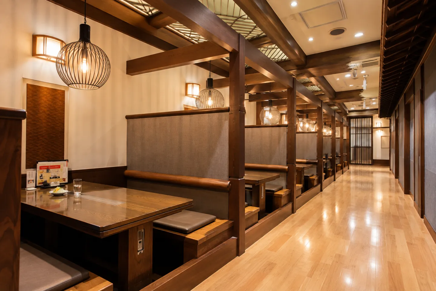 伊達の牛たん本舗 本店の木の梁とBOX席が並ぶ店内