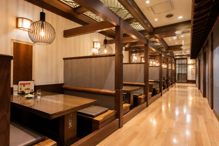 伊達の牛たん本舗 本店の木の梁とBOX席が並ぶ店内