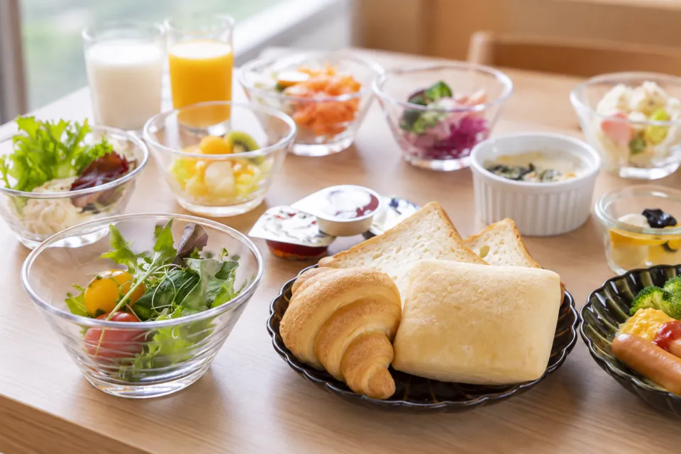 天然温泉 岩木桜の湯 ドーミーイン弘前の朝食パンとサラダ