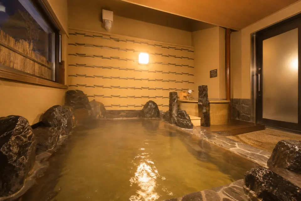 天然温泉 南部の湯 ドーミーイン本八戸の露天風呂と壺湯