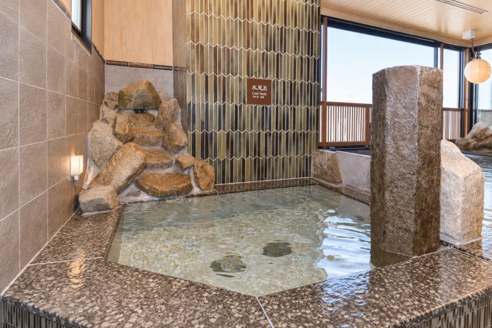 天然温泉 玉藻の湯 ドーミーイン高松中央公園前の石の柱がある水風呂