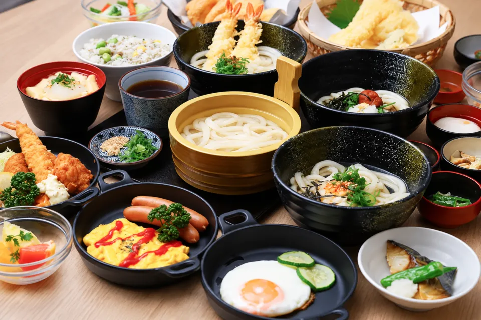 天然温泉 玉藻の湯 ドーミーイン高松中央公園前のうどんを含む朝食の料理
