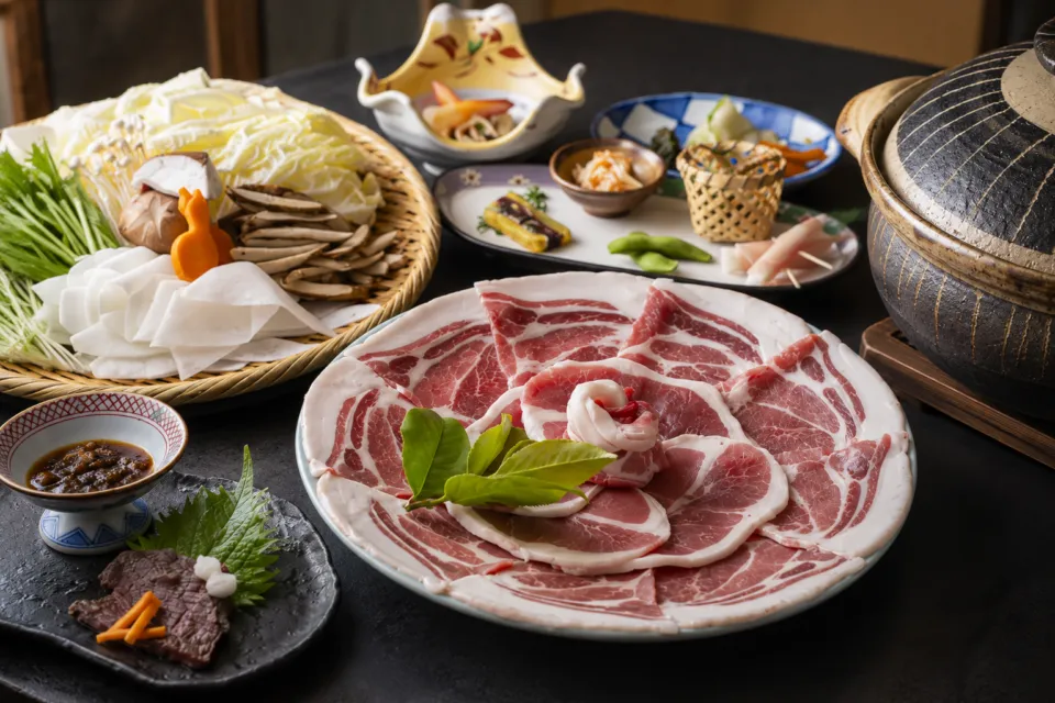 洞川温泉 あたらしや旅館の猪肉と野菜を盛った牡丹鍋会席