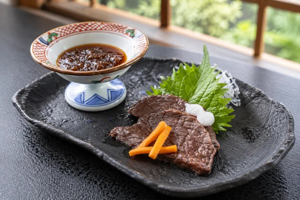 洞川温泉 あたらしや旅館の薬味とたれを添えた鹿肉のロースト