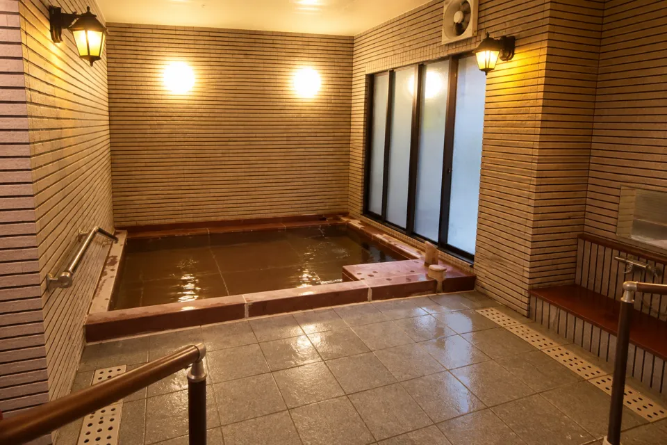 洞川温泉 あたらしや旅館のタイル壁に囲まれた一階内湯