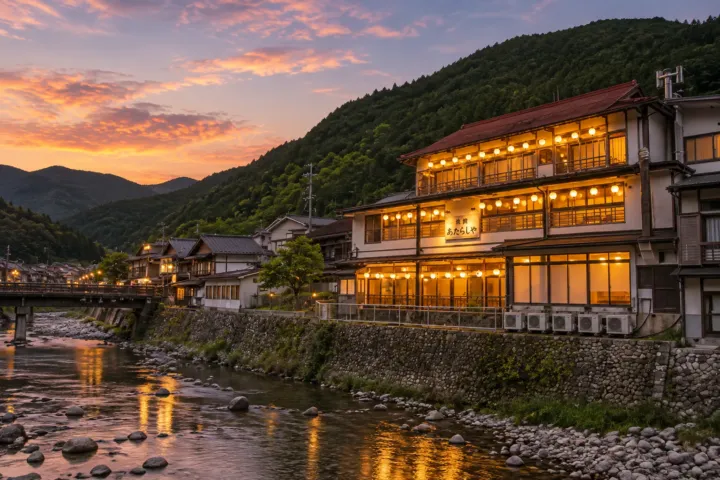 洞川温泉 あたらしや旅館の川側から見た夕暮れの外観