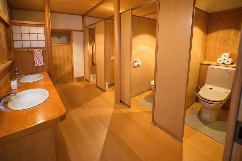 洞川温泉 あたらしや旅館の木の内装の共用トイレと洗面器