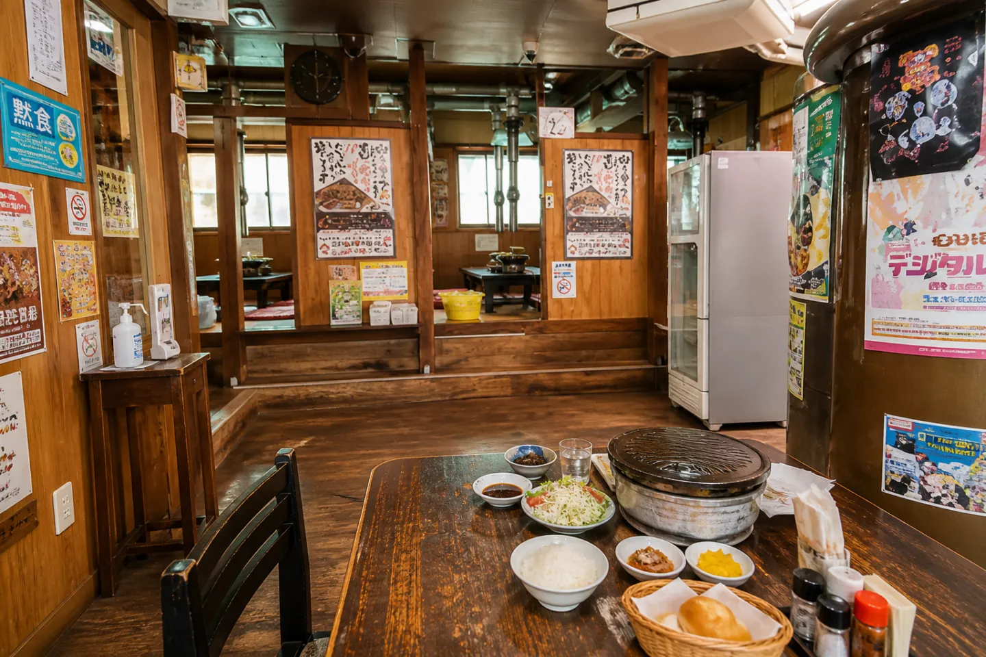 ドライブイン鳥 伊万里店の網焼き設備が並ぶ店内