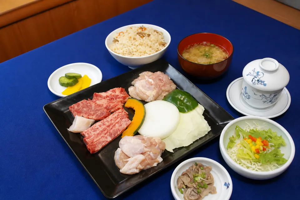 ドライブイン鳥 伊万里店の焼肉と鳥めしを組み合わせた定食