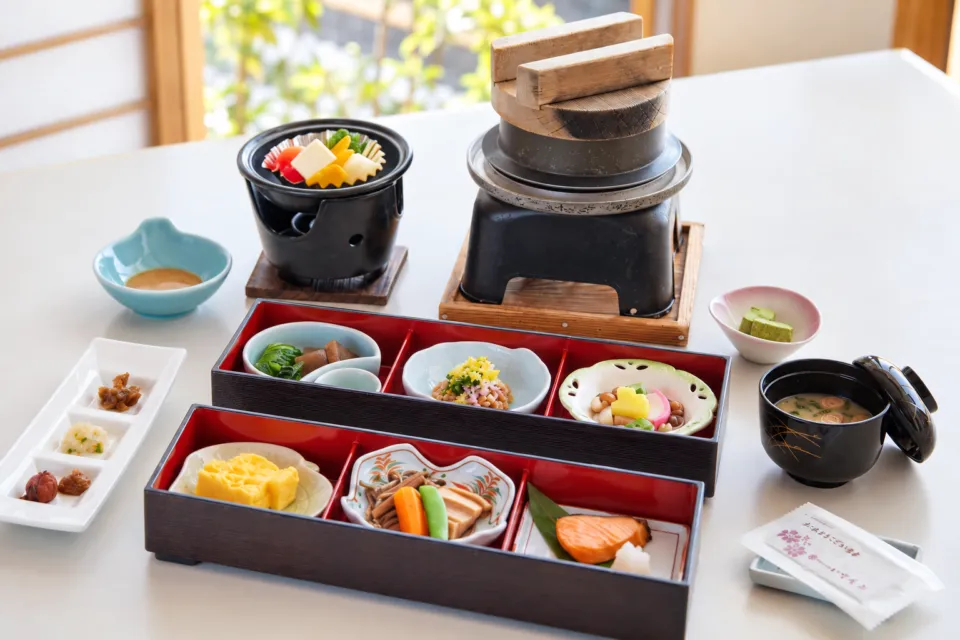 越後のお宿 いなもとの釜炊きご飯を備えた朝食