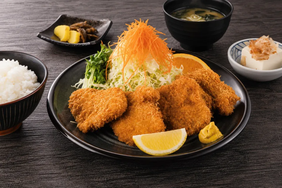 越後とんかつ人参亭のヒレカツ定食とご飯・味噌汁・小鉢