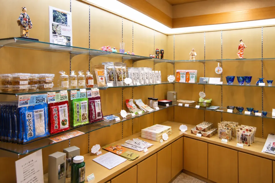 割烹旅館 越前満月のガラス棚に並ぶ売店の商品