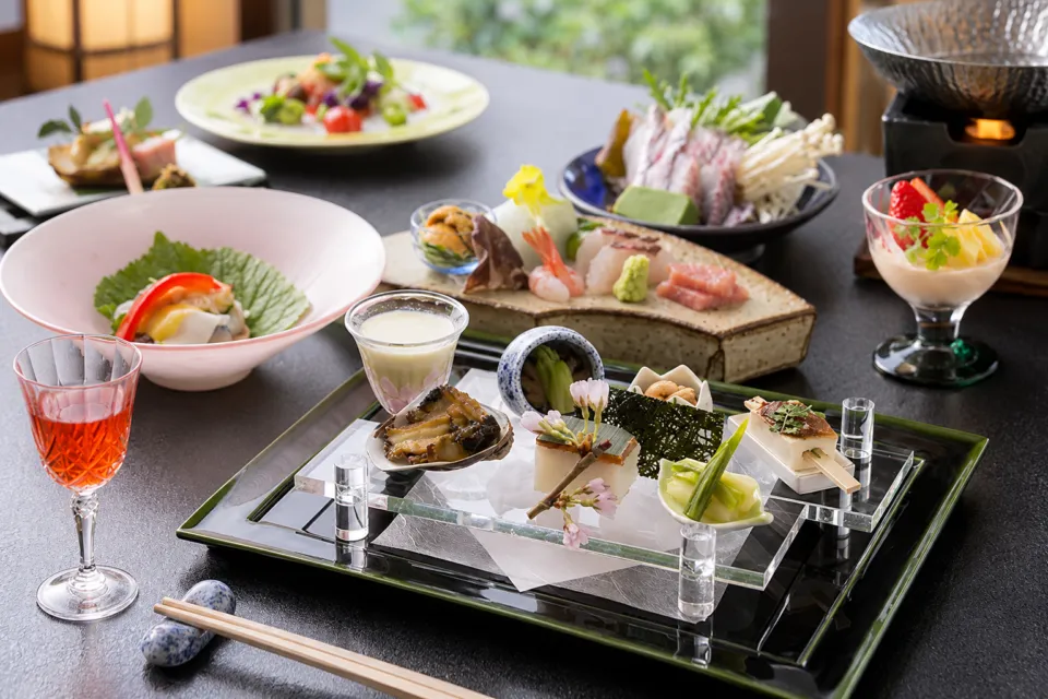 割烹旅館 越前満月の会席料理を並べた食卓