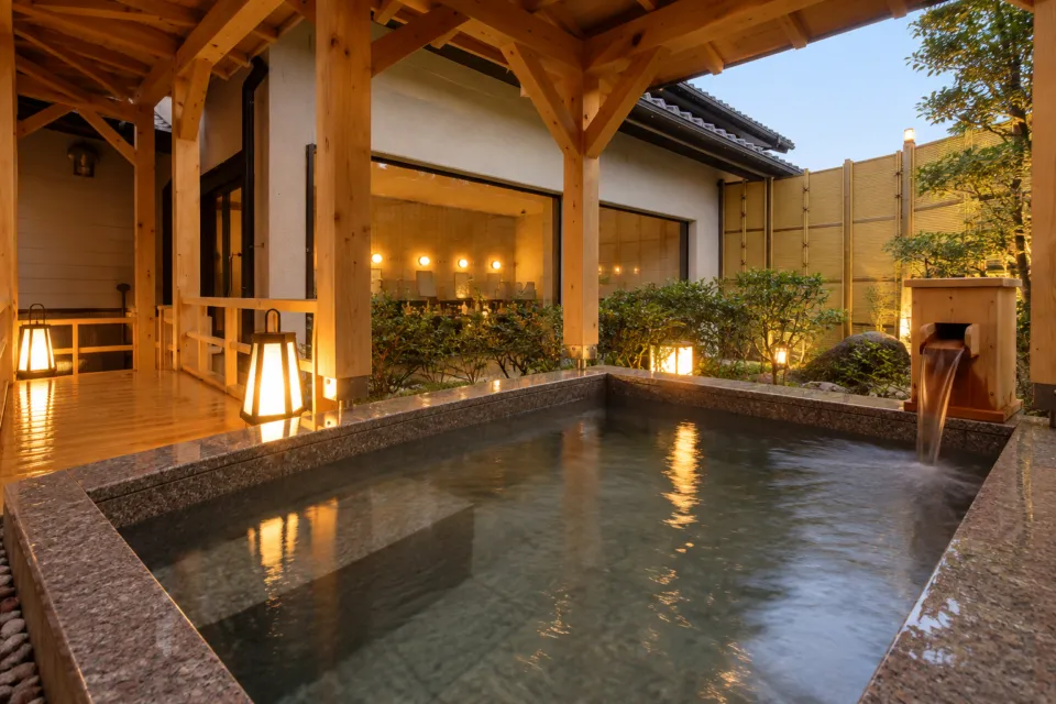 割烹旅館 越前満月の木の屋根を備えた露天風呂