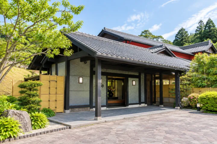 割烹旅館 越前満月の瓦屋根と正面入口
