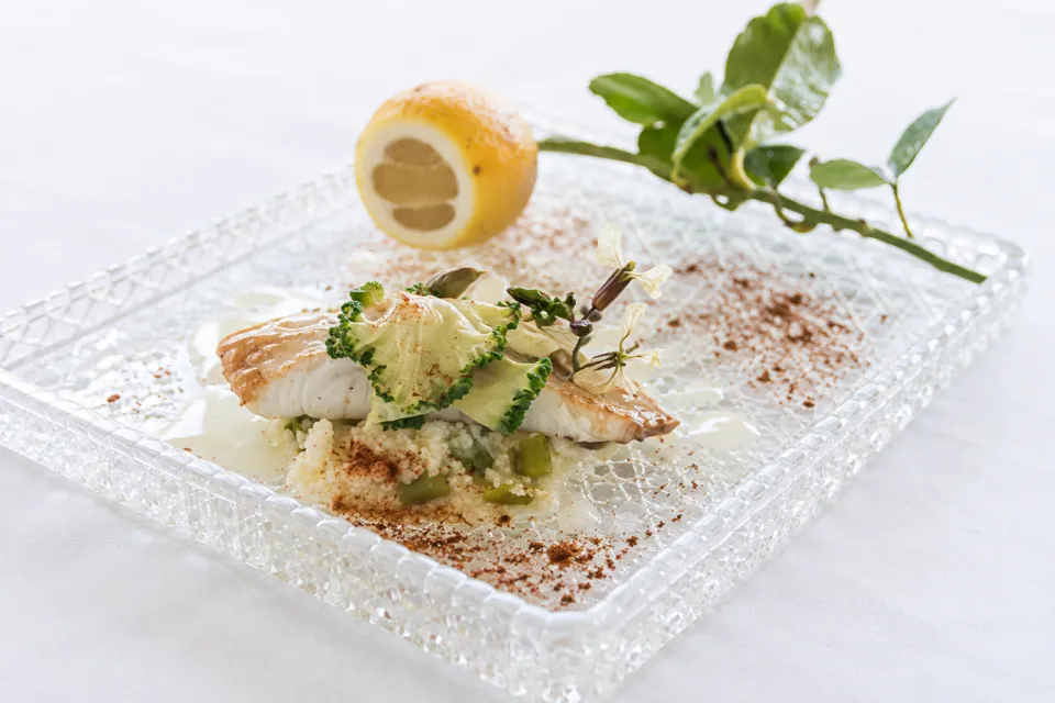 fenuaの柑橘を添えた魚料理