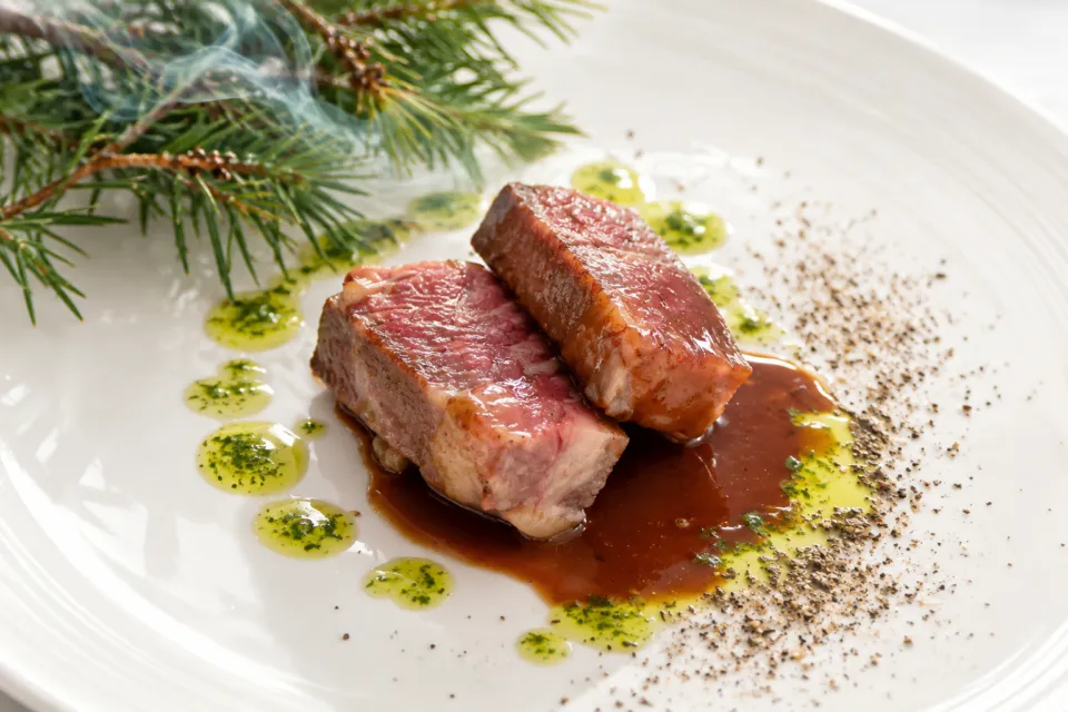 fenuaのソースを添えたロースト肉の料理