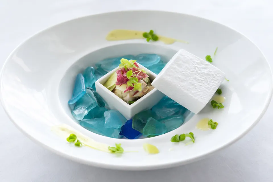 fenuaの色鮮やかな野菜を小さな器に盛り付けた一皿