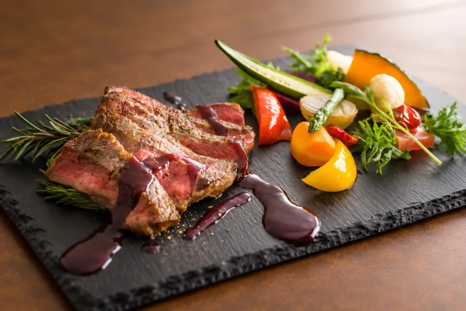 FUJIYAMA KITCHENのグリルした肉料理と彩り野菜