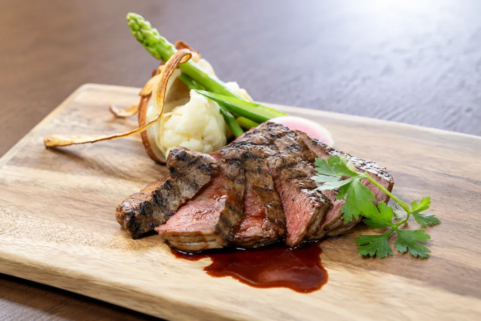 FUJIYAMA KITCHENの焼いた牛肉と野菜のメイン料理