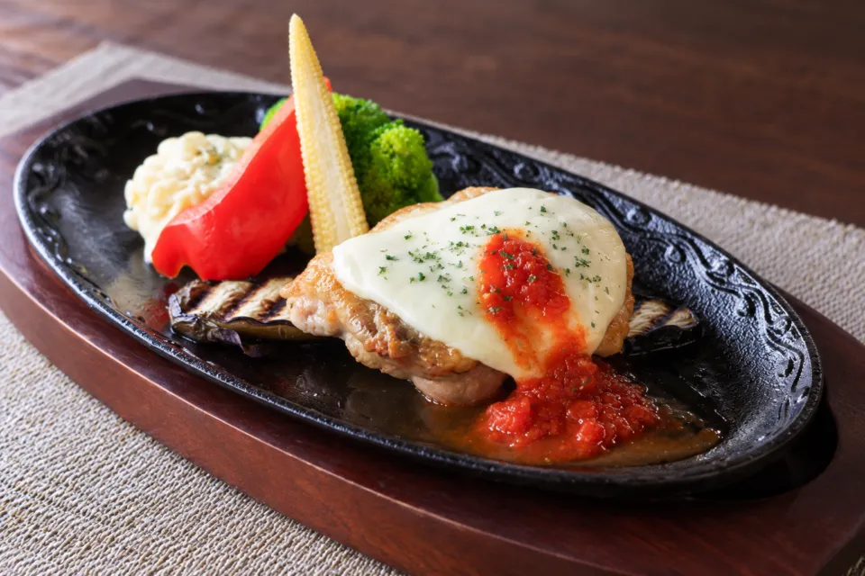 FUJIYAMA KITCHENのチーズとトマトソースを添えた鶏肉料理