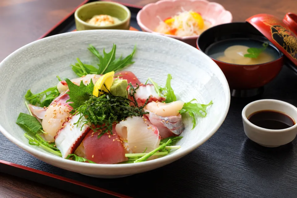 寿司・一品料理 福重の魚介を盛った海鮮丼ランチ