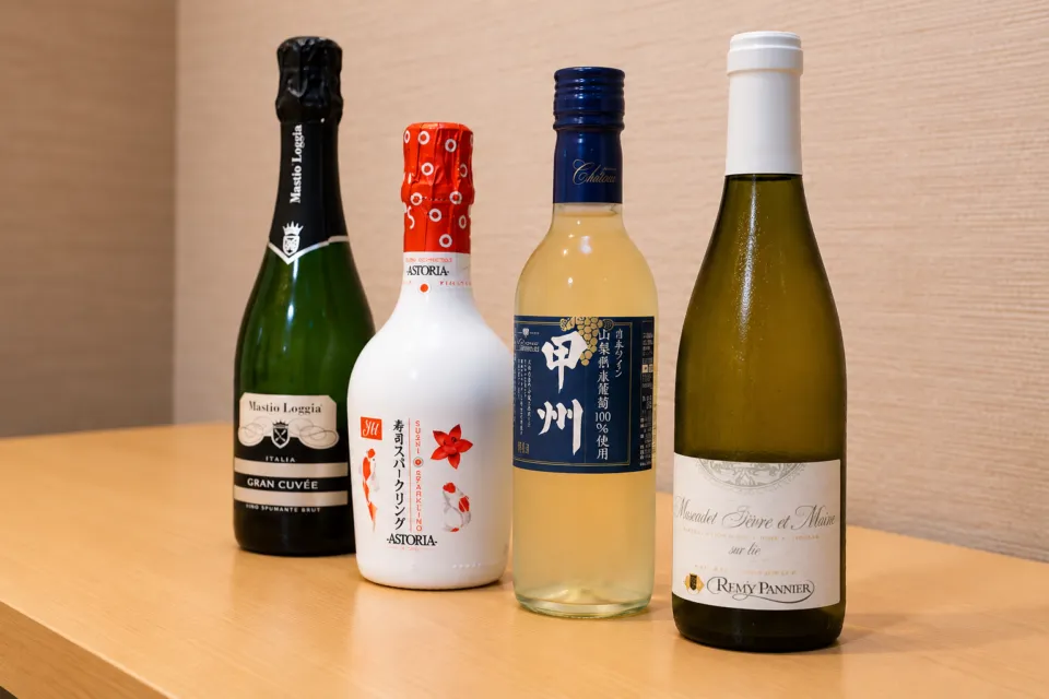 寿司・一品料理 福重の白ワインとスパークリングワインの瓶