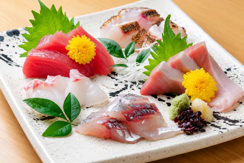 寿司・一品料理 福重の魚介を盛った刺身の皿