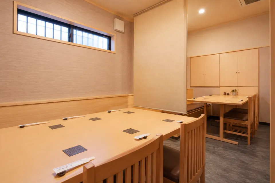 寿司・一品料理 福重の木のテーブルを配した店内