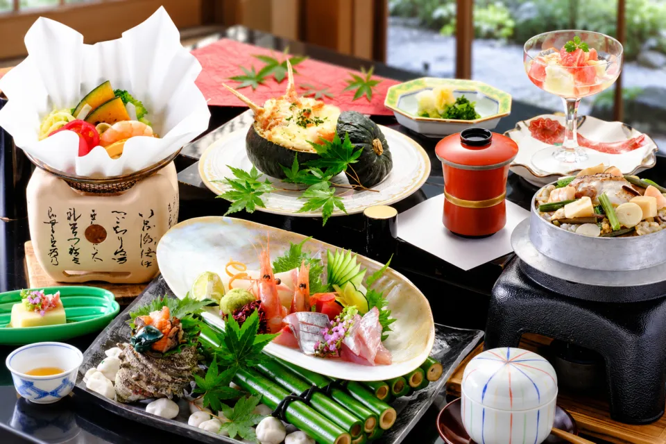 芙蓉別館の刺身や陶板料理を並べた会席の一例