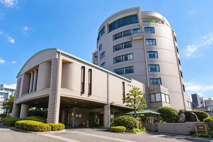 芙蓉別館の円筒形の高層棟と正面入口
