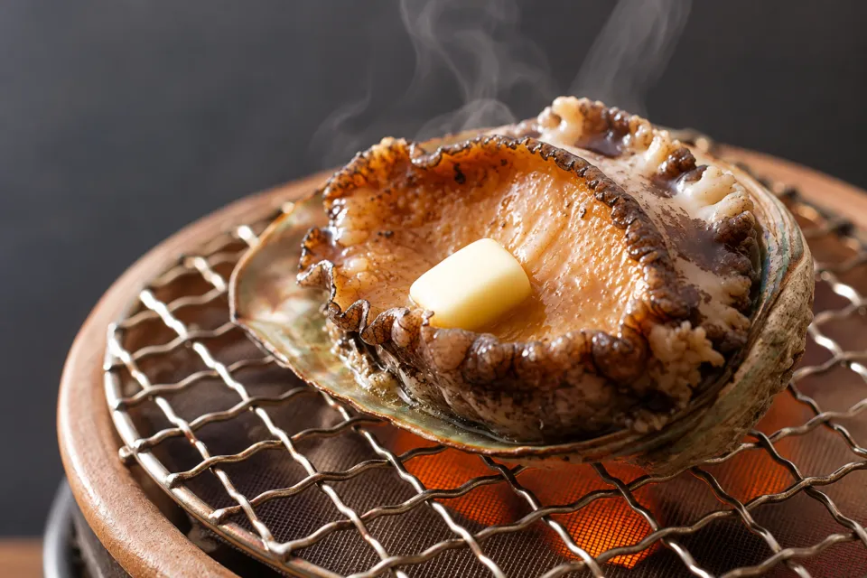 芙蓉別館の網の上で焼く鮑の一例