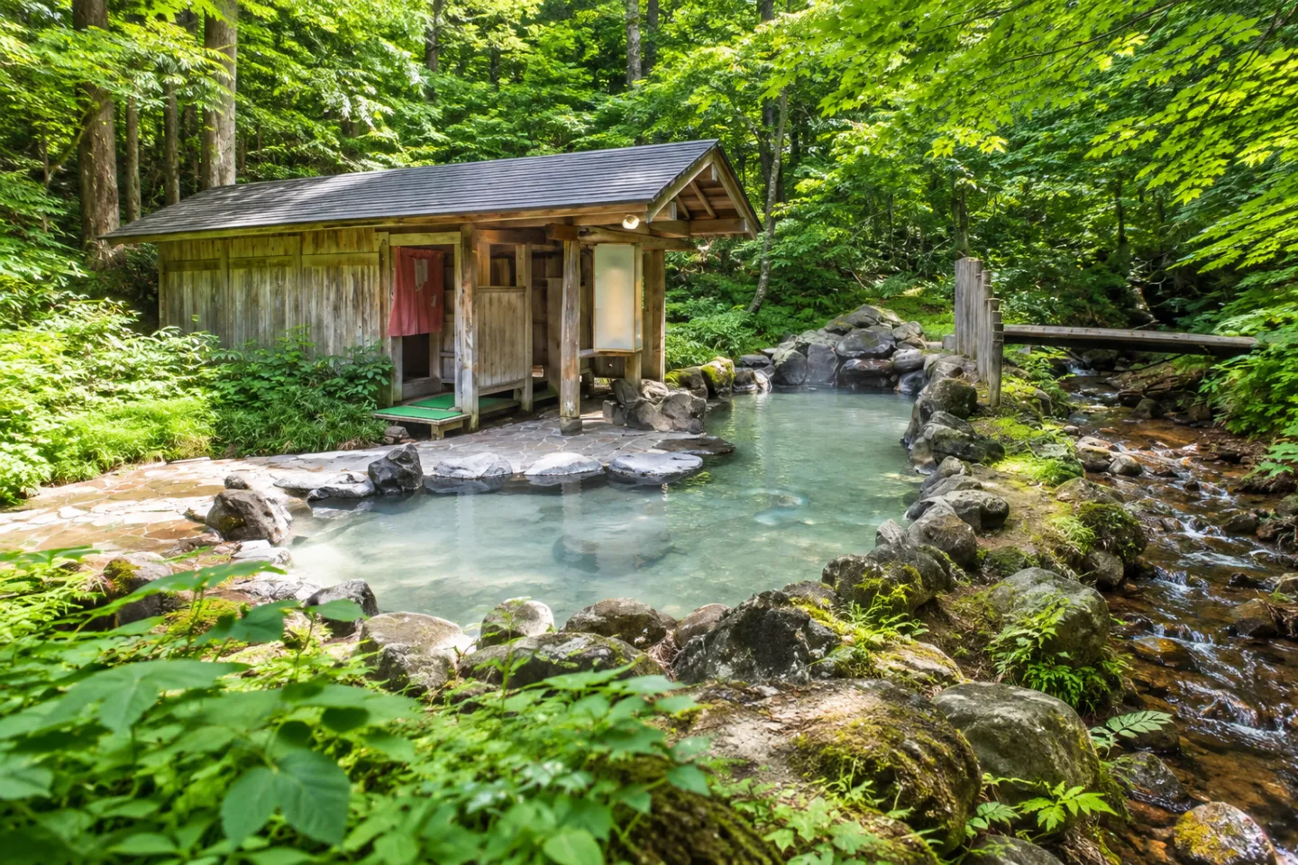 蟹場温泉の森に囲まれた露天風呂