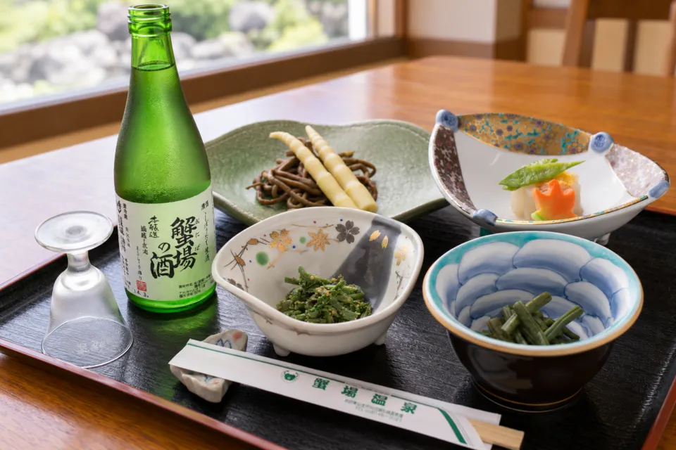 蟹場温泉の山菜料理を並べた食卓