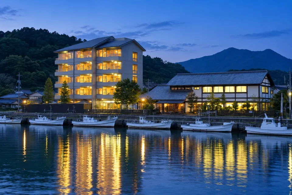 萩八景 雁嶋別荘の川沿いに建つ宿泊棟とフロント棟の夕景