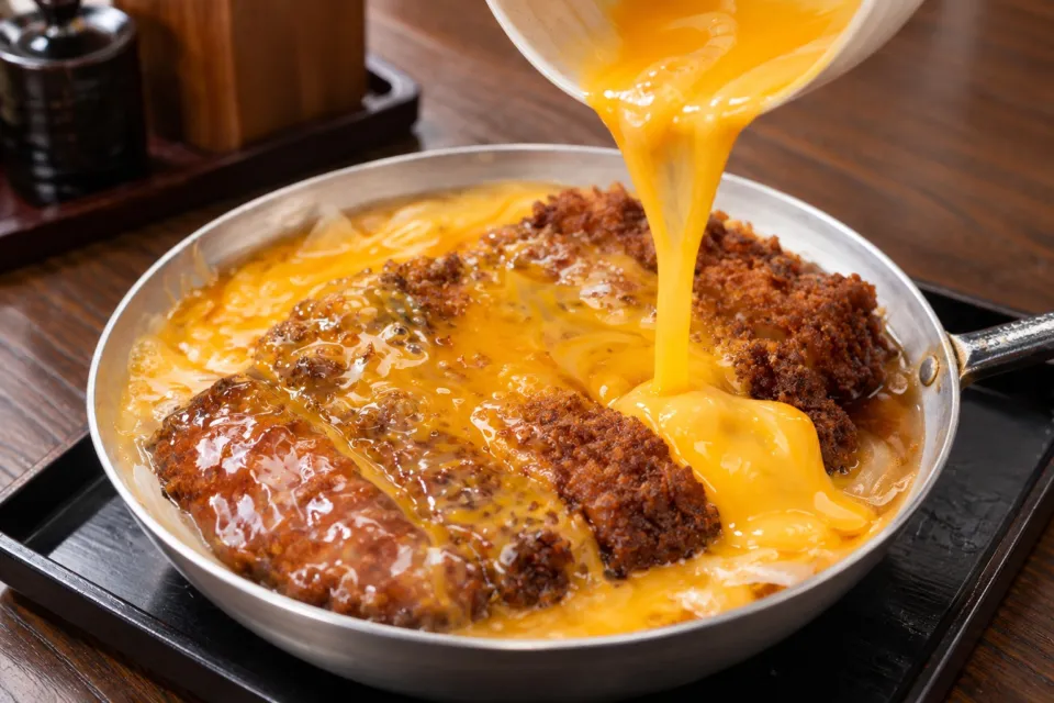 元祖煮込みソースカツ丼の店なかじまの調理風景