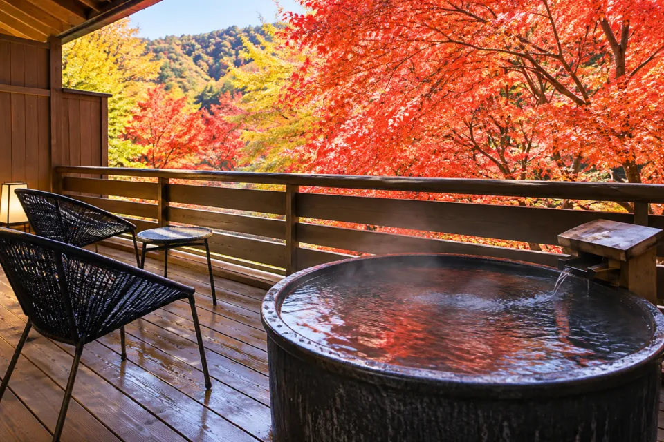 湯あそびの宿 下呂観光ホテル本館の紅葉を望む貸切露天風呂