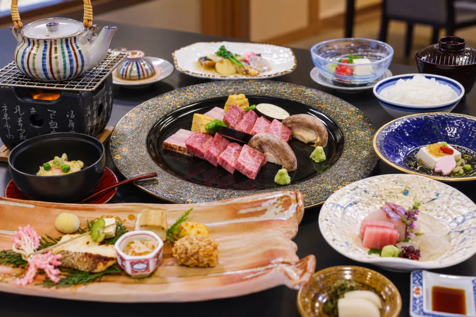 湯あそびの宿 下呂観光ホテル本館の飛騨牛と季節の料理が並ぶ懐石の食卓