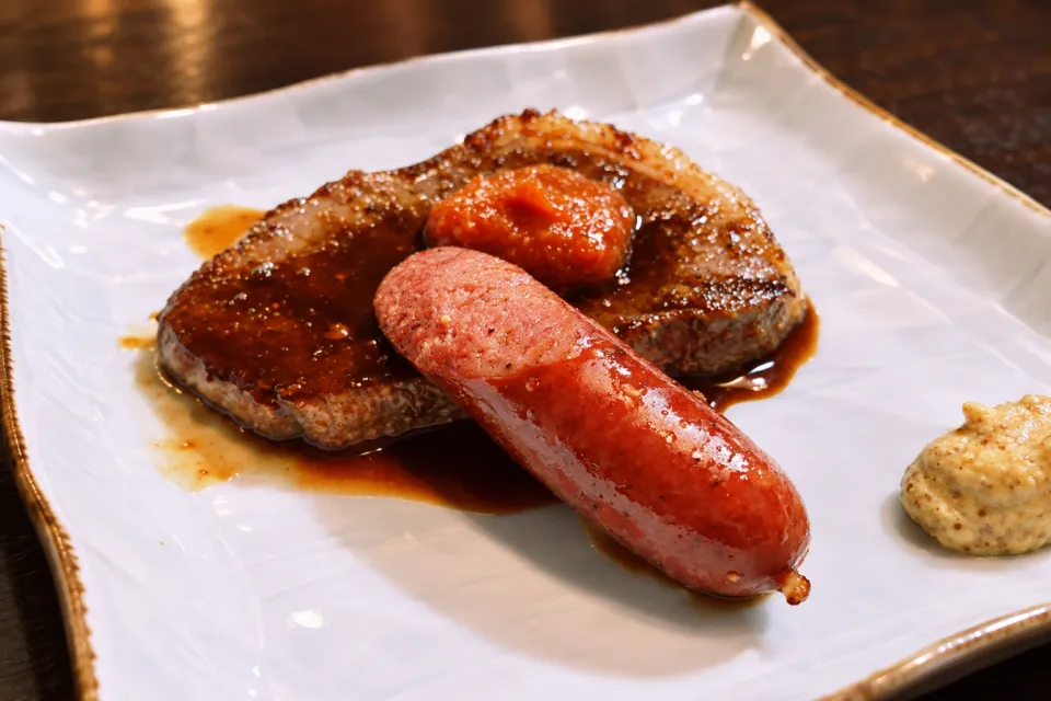 ジビエ料理の千葉亭の鹿ステーキと鹿ソーセージ