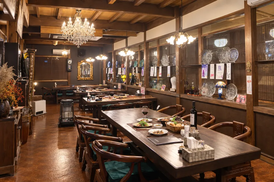 ジビエ料理の千葉亭の料理を置いたメインホール