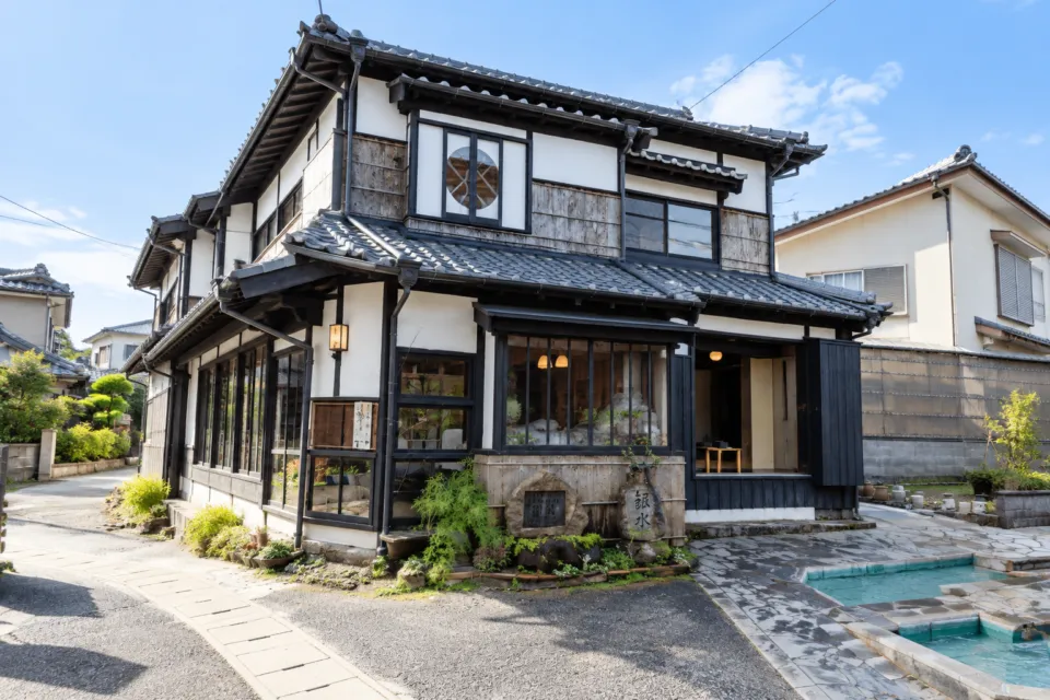 銀水の瓦屋根と木の外壁の店舗外観