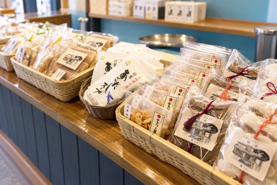 銀水の店内に並ぶ土産品
