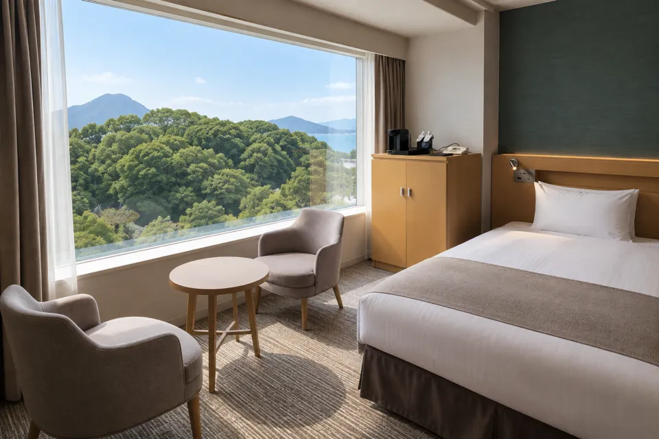 グランドプリンスホテル広島のG7クラブフロア プレミアツインの窓側席とベッド