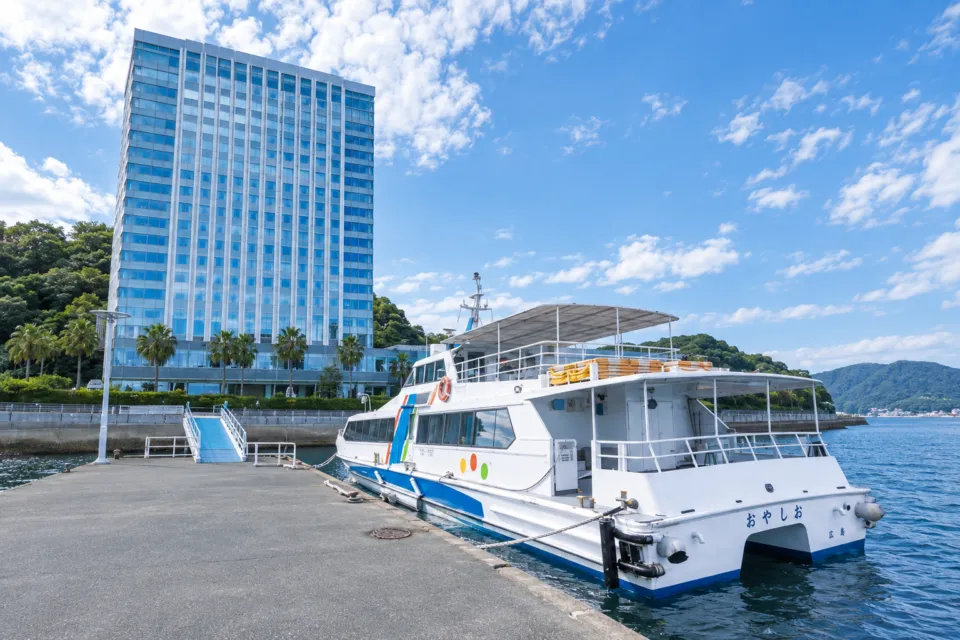グランドプリンスホテル広島のホテル前桟橋に停泊する船