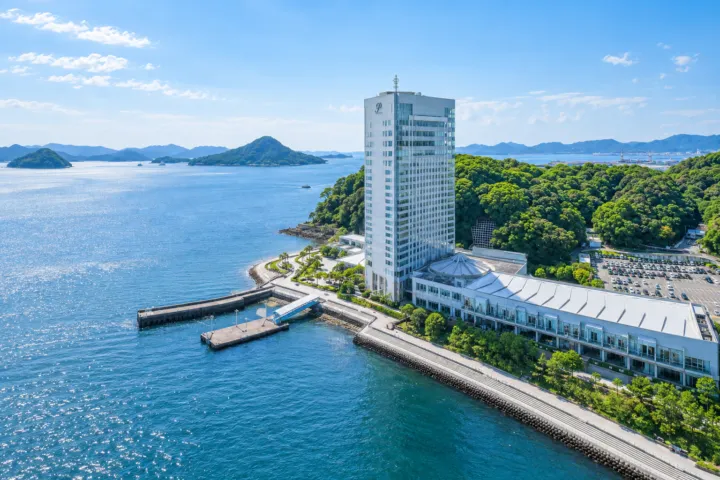 グランドプリンスホテル広島の海沿いに建つホテルの外観